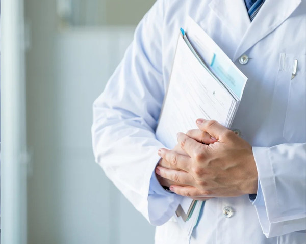 На картинке изображен доктор